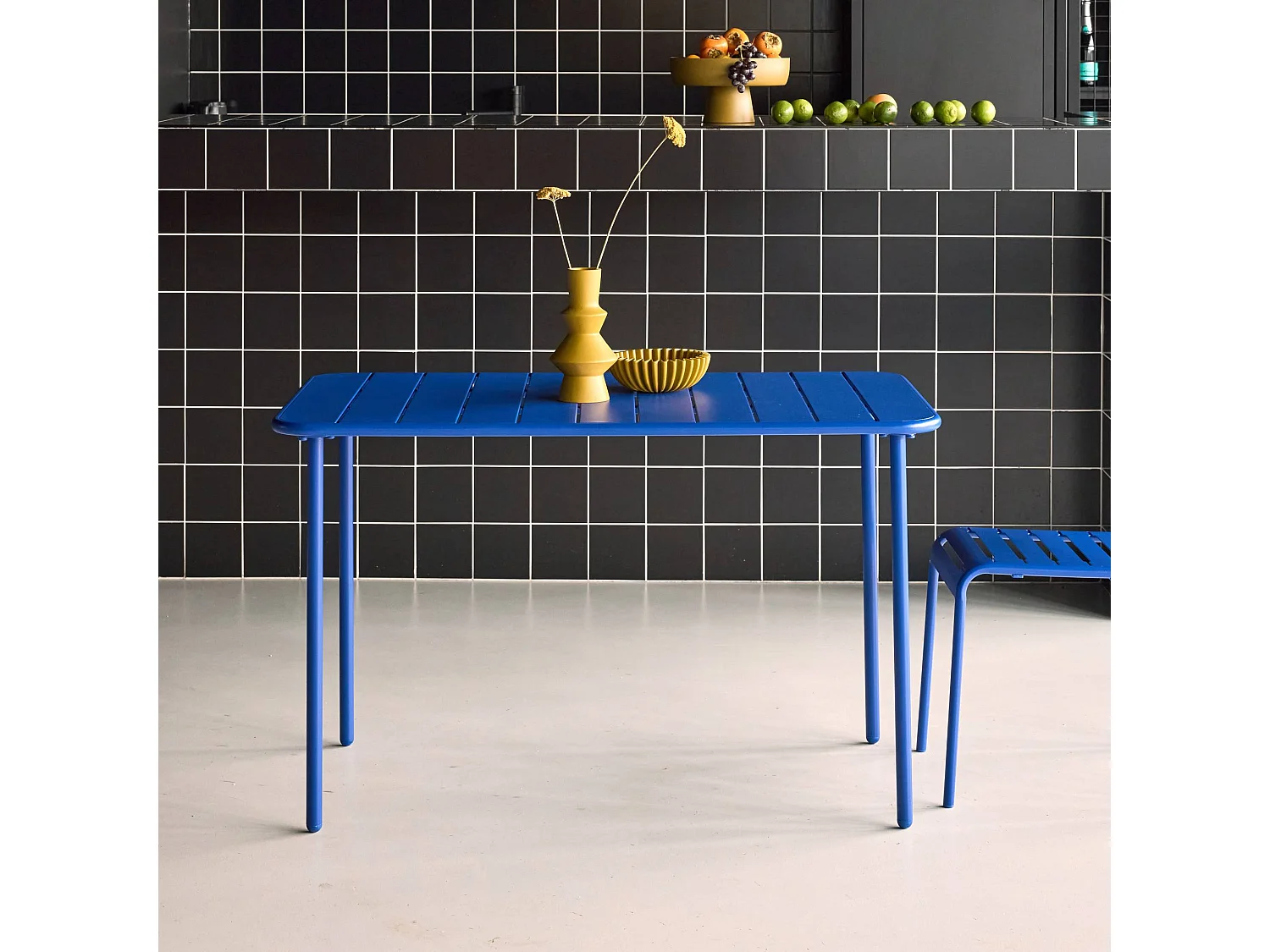 Table de jardin métal 4 places. bleu électrique. Amelia. 120x70cm. traitement antirouille. lattes et bords arrondis