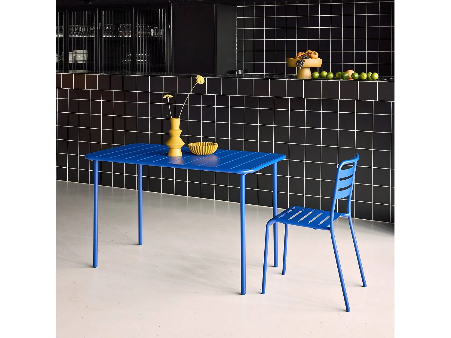 Table de jardin métal 4 places. bleu électrique. Amelia. 120x70cm. traitement antirouille. lattes et bords arrondis