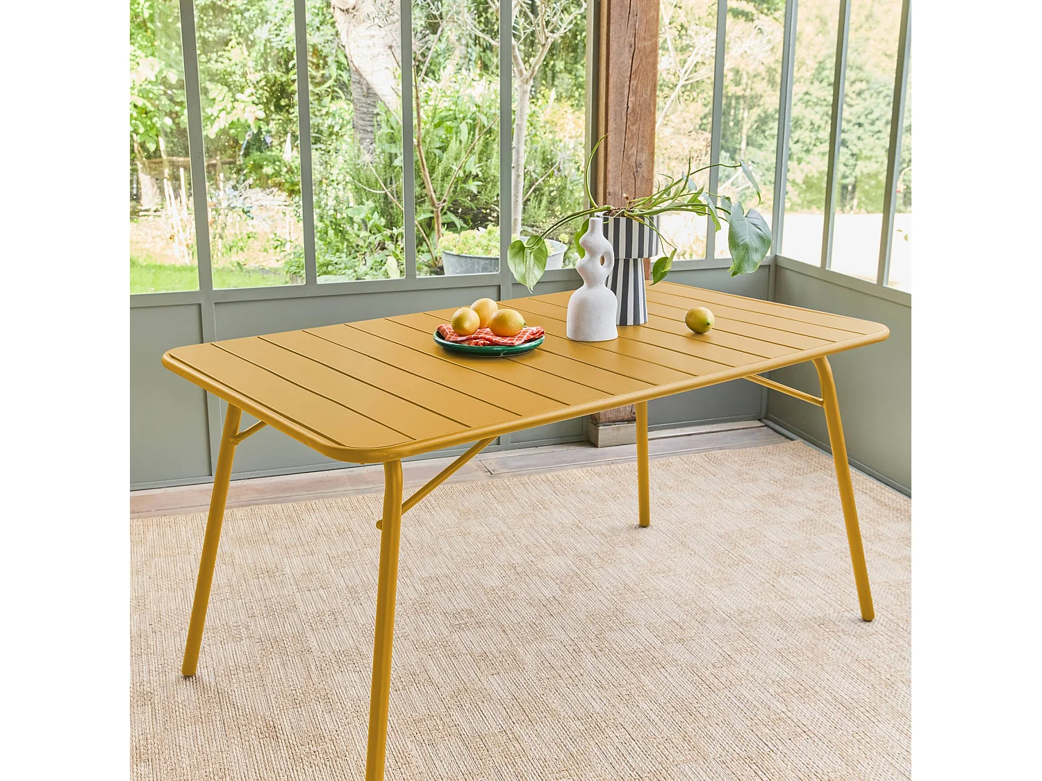 Table de jardin pliante métal 6 places. ocre. Amelia. 140x80cm. traitement antirouille. lattes et bords arrondis