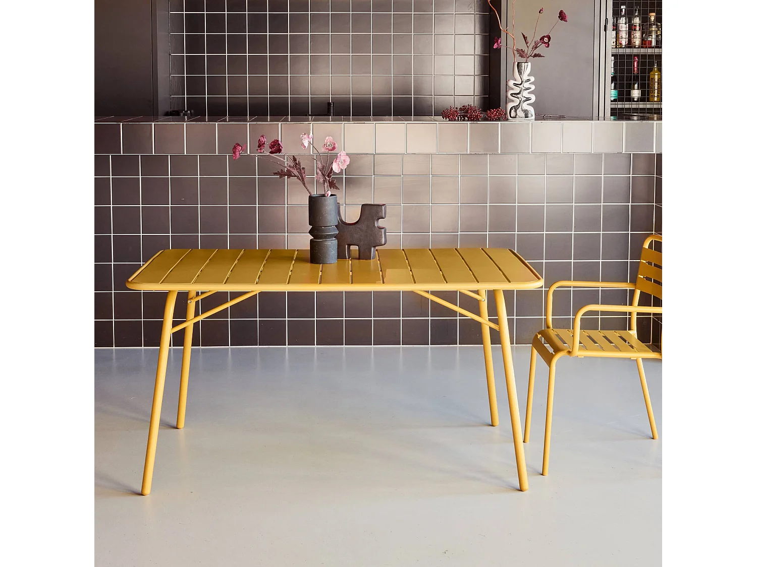 Table de jardin pliante métal 6 places. ocre. Amelia. 140x80cm. traitement antirouille. lattes et bords arrondis