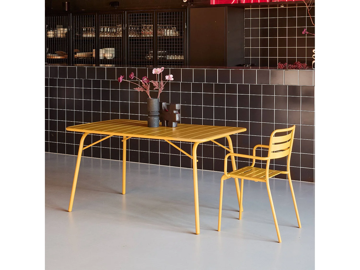 Table de jardin pliante métal 6 places. ocre. Amelia. 140x80cm. traitement antirouille. lattes et bords arrondis