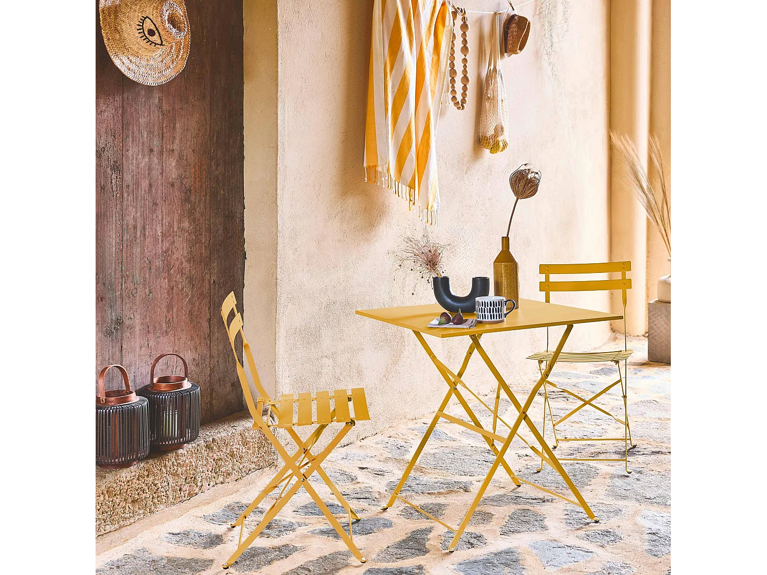 Table de jardin bistrot pliante métal + 2 assises ocre 70 x 70cm. acier thermolaqué