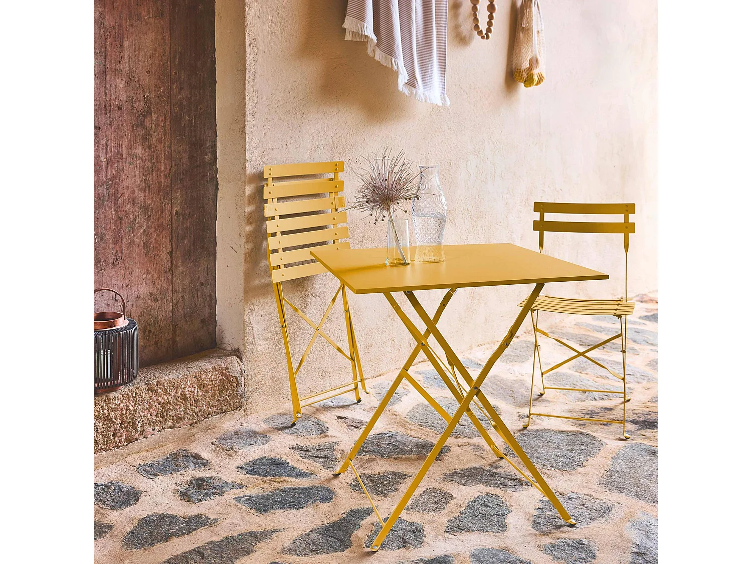 Table de jardin bistrot pliante métal + 2 assises ocre 70 x 70cm. acier thermolaqué