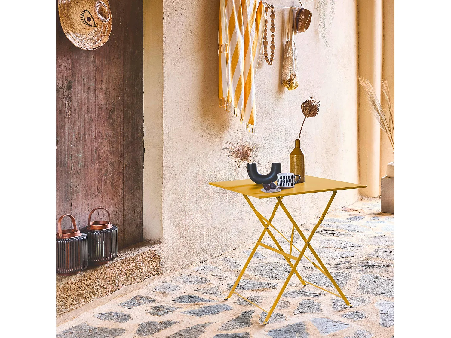 Table de jardin bistrot pliante métal + 2 assises ocre 70 x 70cm. acier thermolaqué