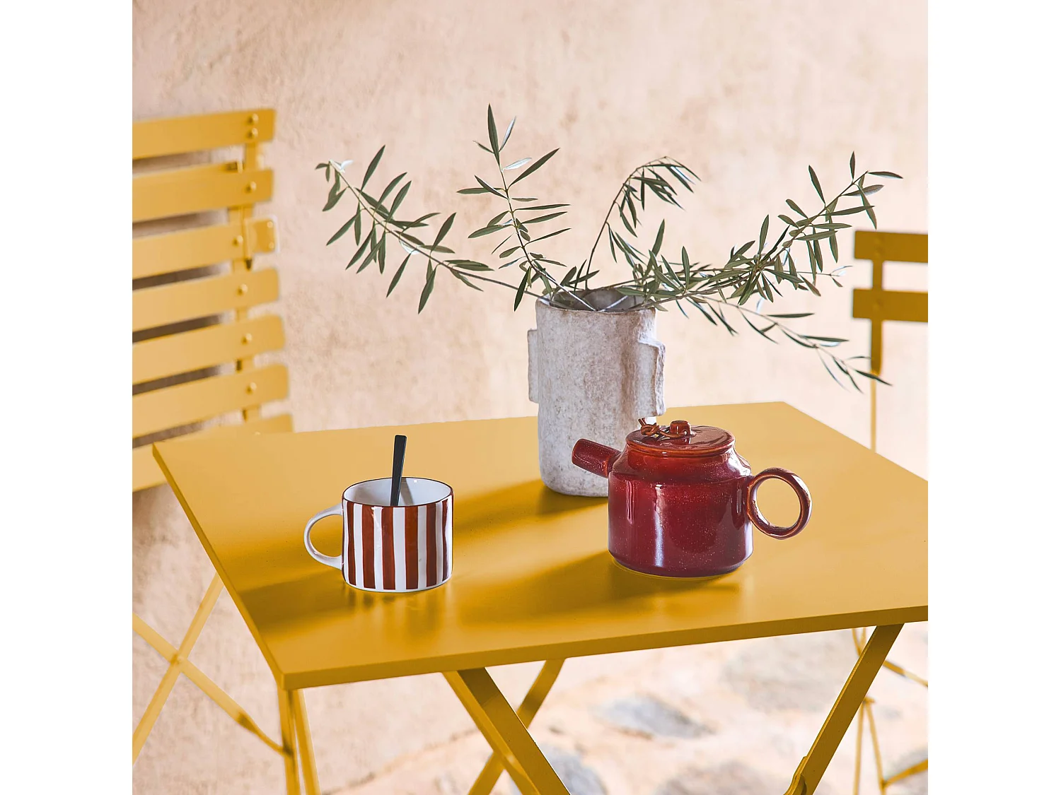 Table de jardin bistrot pliante métal + 2 assises ocre 70 x 70cm. acier thermolaqué