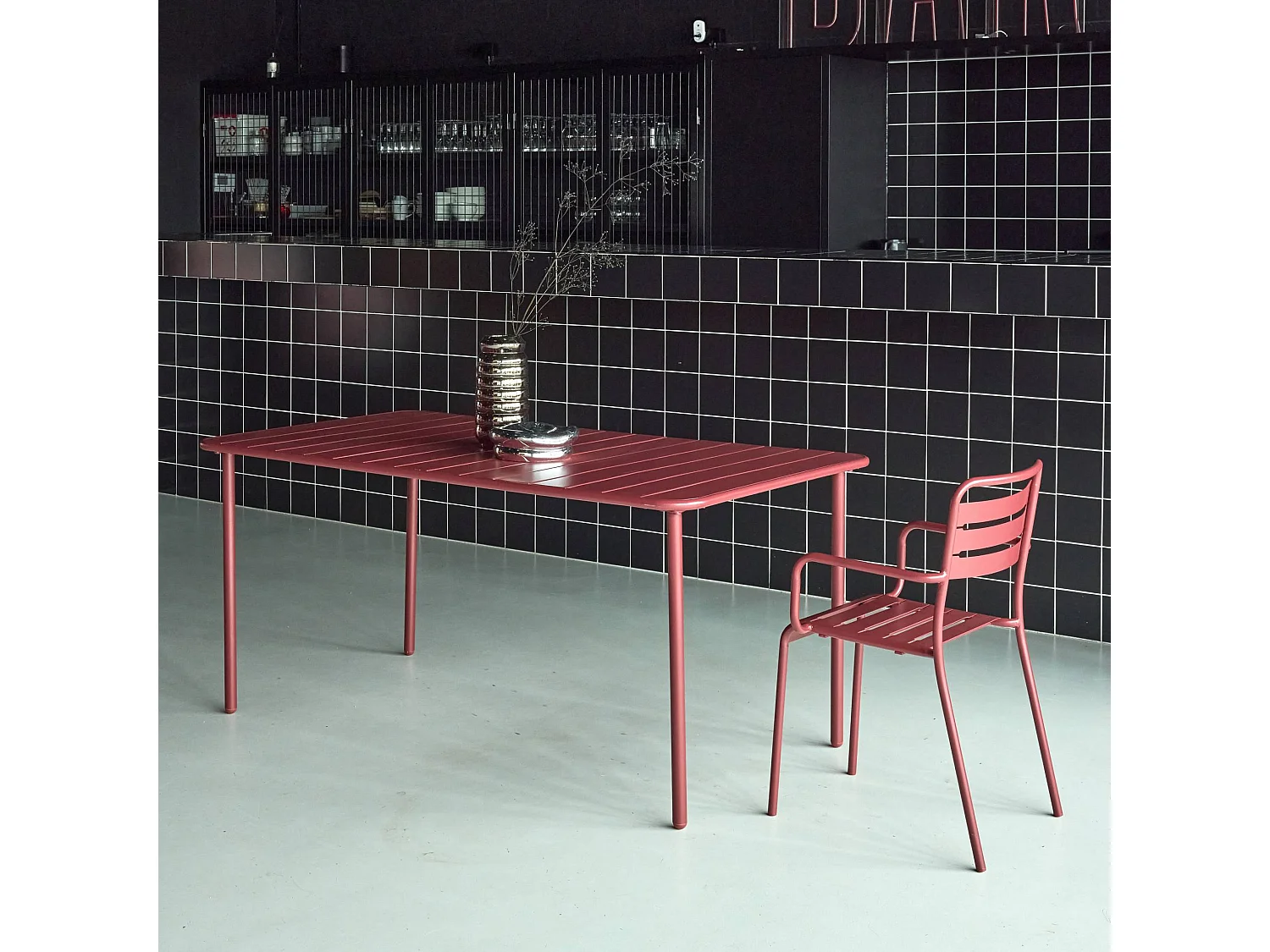 Table de jardin métal 6-8 places. terre de sienne. Amelia. 160x90x72.5cm