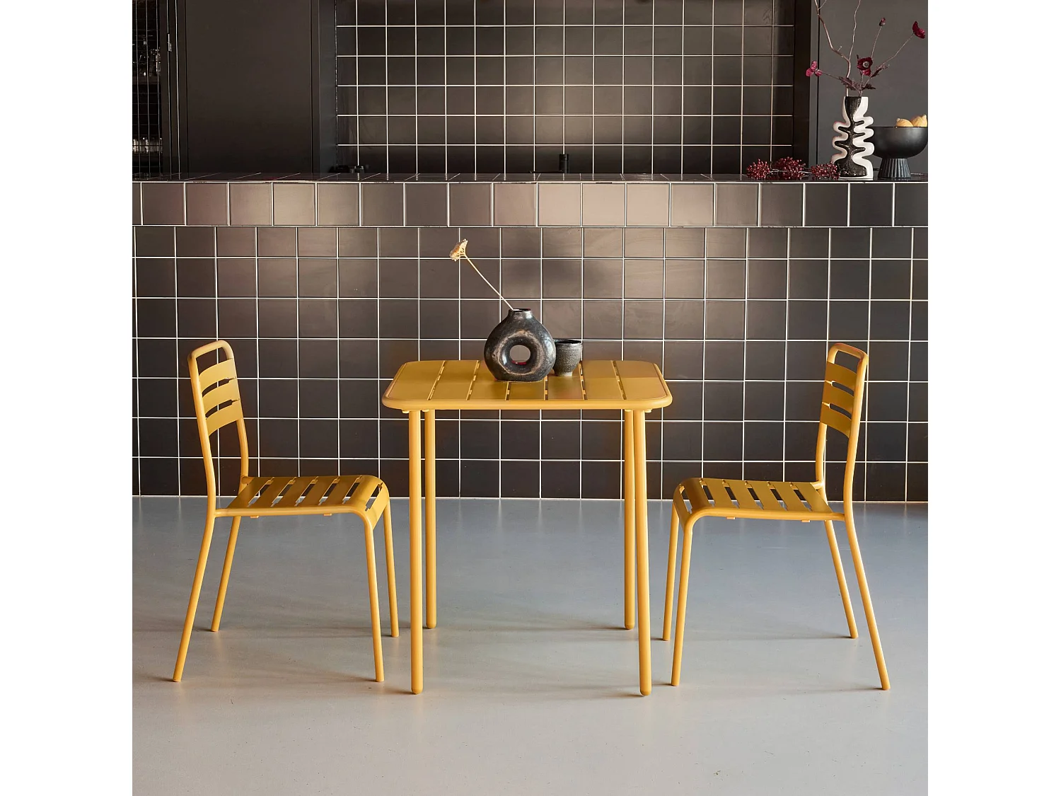 Table de jardin métal + 2 assises ocre Amélia