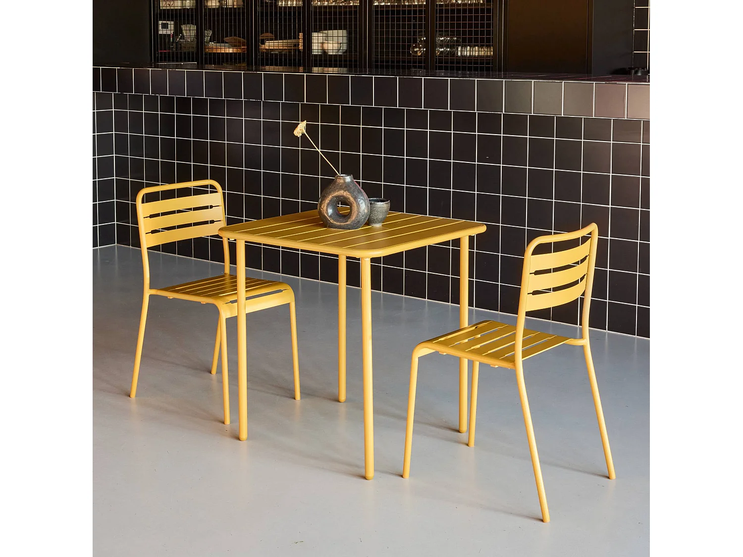 Table de jardin métal + 2 assises ocre Amélia