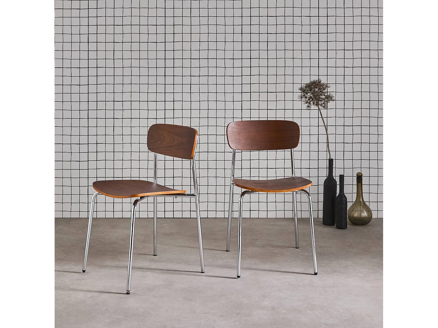 Lot de 2 chaises vintage contreplaqué avec placage bois effet noyer et pieds métal chromé L 43.5 x P 51 x H 77cm - Toby