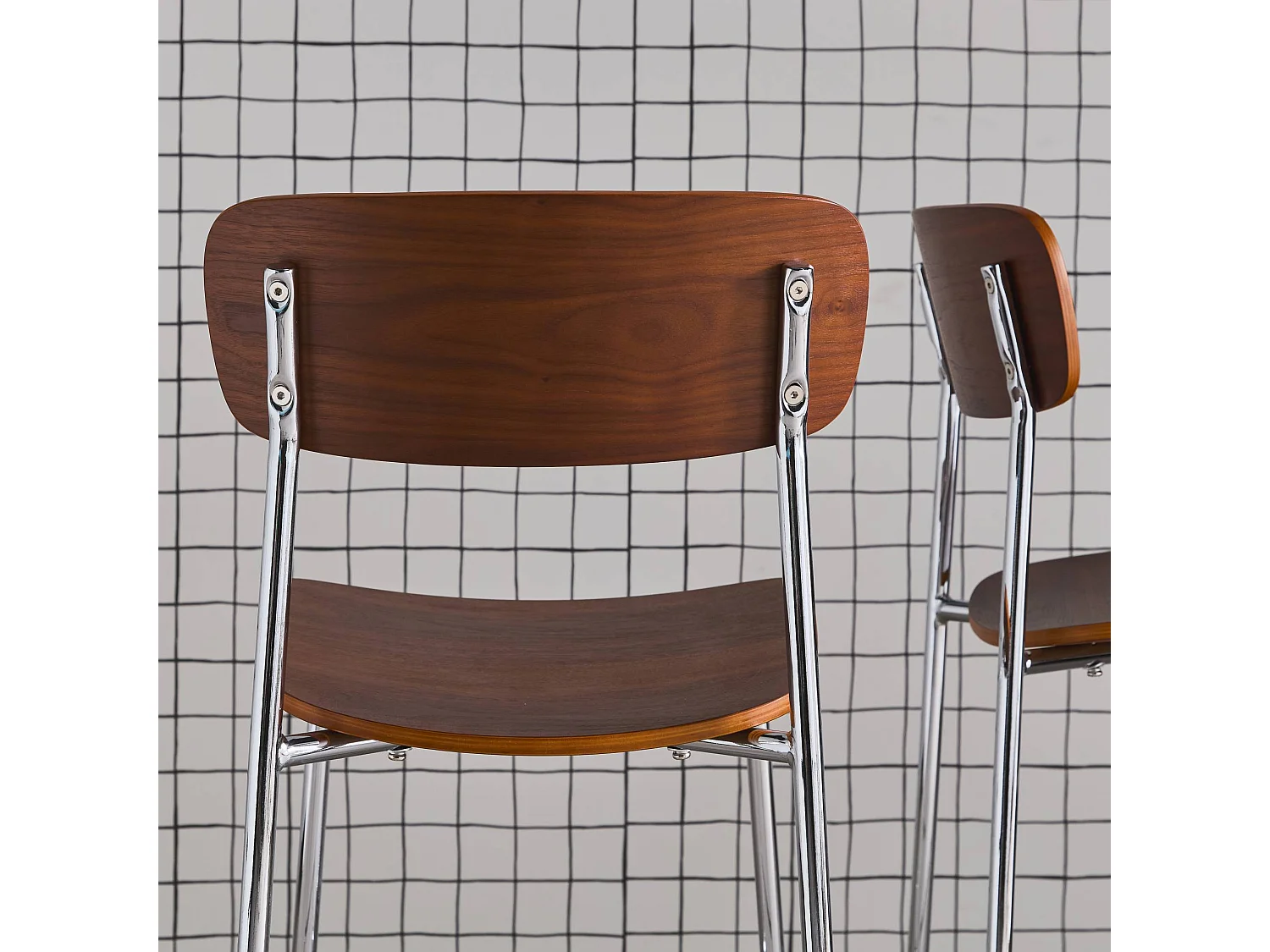 Lot de 2 chaises vintage contreplaqué avec placage bois effet noyer et pieds métal chromé L 43.5 x P 51 x H 77cm - Toby