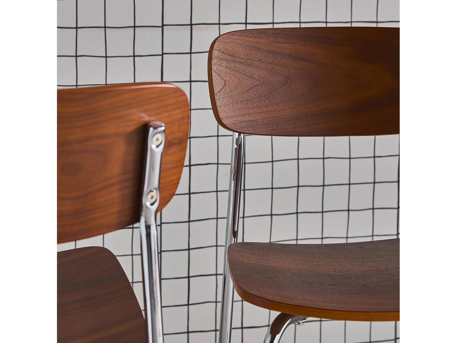 Lot de 2 chaises vintage contreplaqué avec placage bois effet noyer et pieds métal chromé L 43.5 x P 51 x H 77cm - Toby