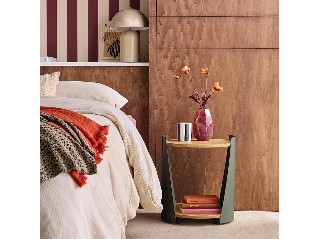 Tavolino in metallo curvato e legno con ruote, verde