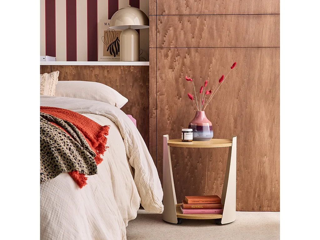 Tavolino in metallo curvato e legno con ruote, beige