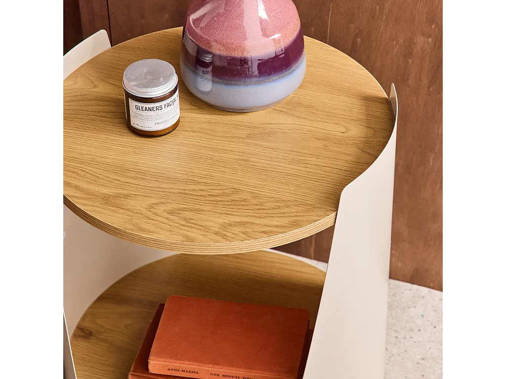 Tavolino in metallo curvato e legno con ruote, beige