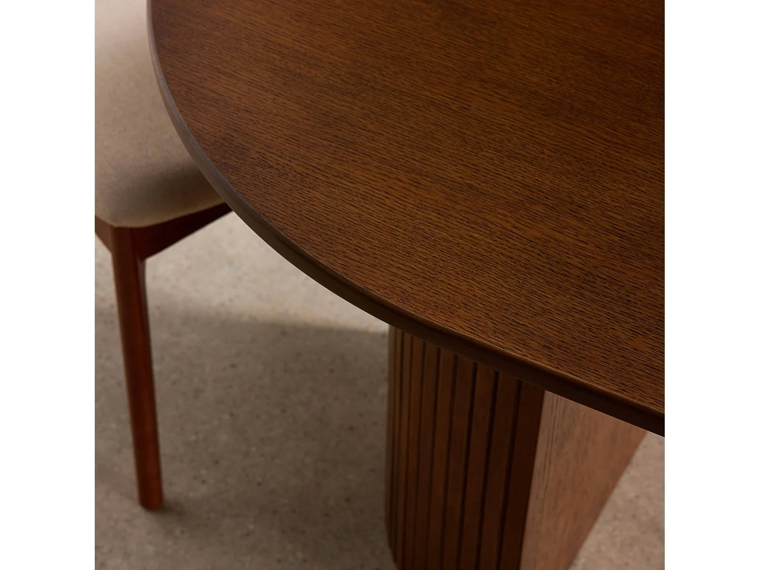 Mesa de comedor oblonga de madera de hevea y chapa de roble de 6 a 8