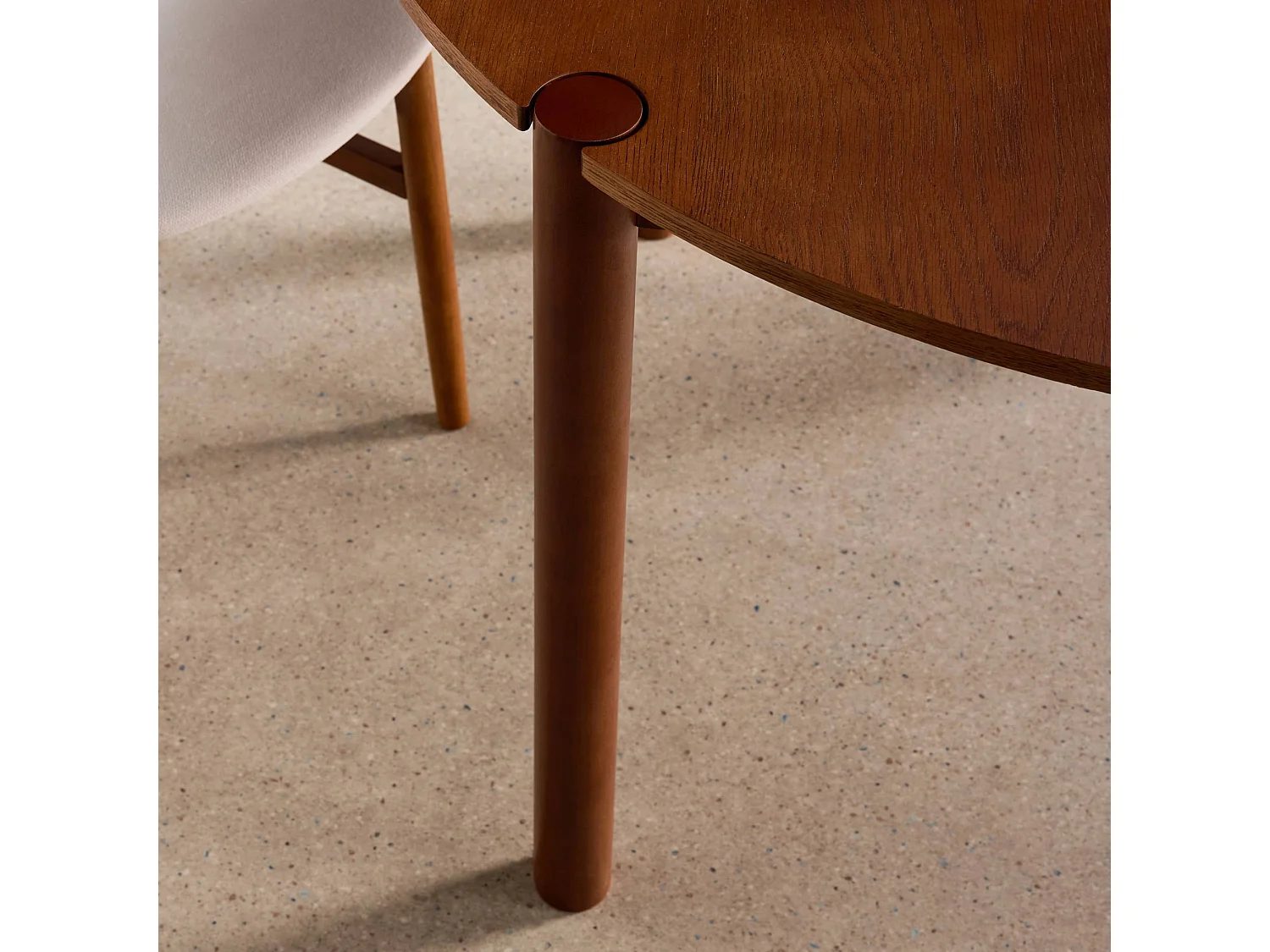 Mesa de comedor redonda de madera de hevea, 4 plazas   nogal