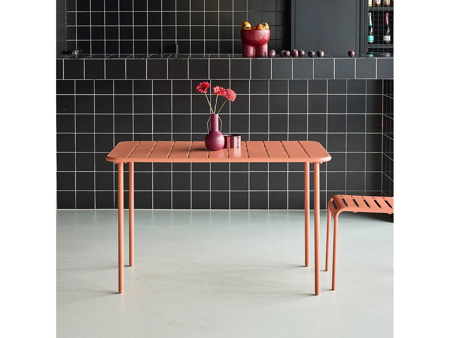 Table de jardin métal 4 places. tomette. Amelia. 120x70cm. traitement antirouille. lattes et bords arrondis