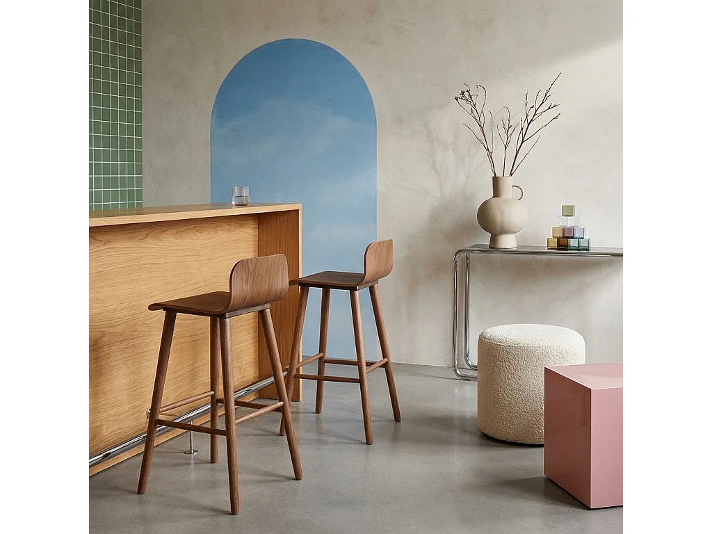 Set 2 sgabelli da bar scandinavo in legno di hevea 67,5 cm, noce