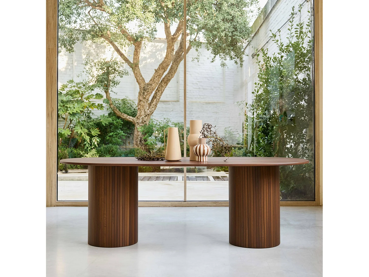 Table à manger oblongue bois d'hévéa et placage chêne 8 places noyer - L 220 x P 100 x H 73 cm - Estelle