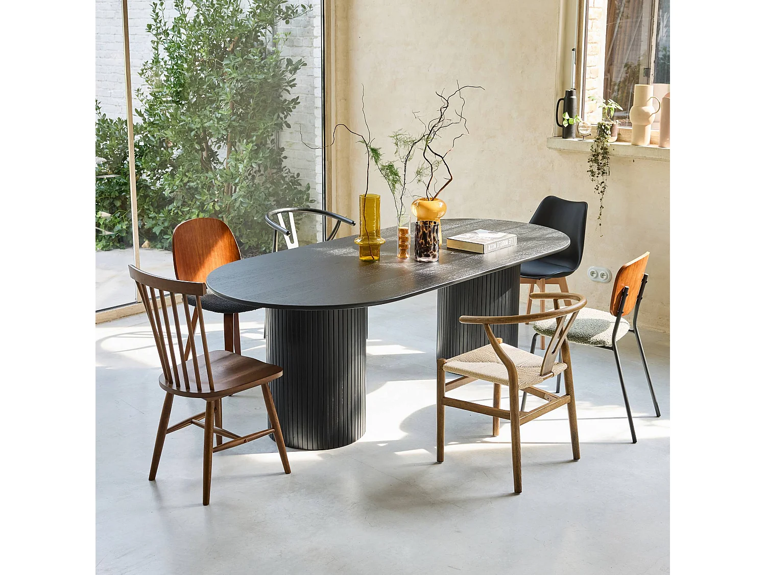 Table à manger oblongue bois d'hévéa et placage chêne 8 places noir - L 220 x P 100 x H 73 cm - Estelle