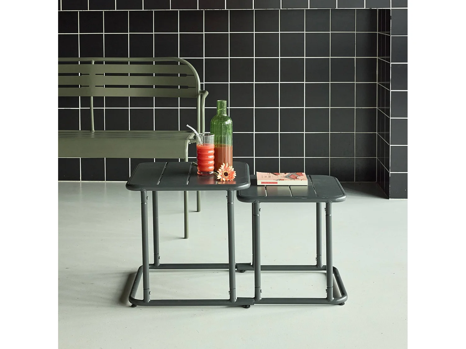 Set tavolini da esterno quadrati in acciaio, verde kaki