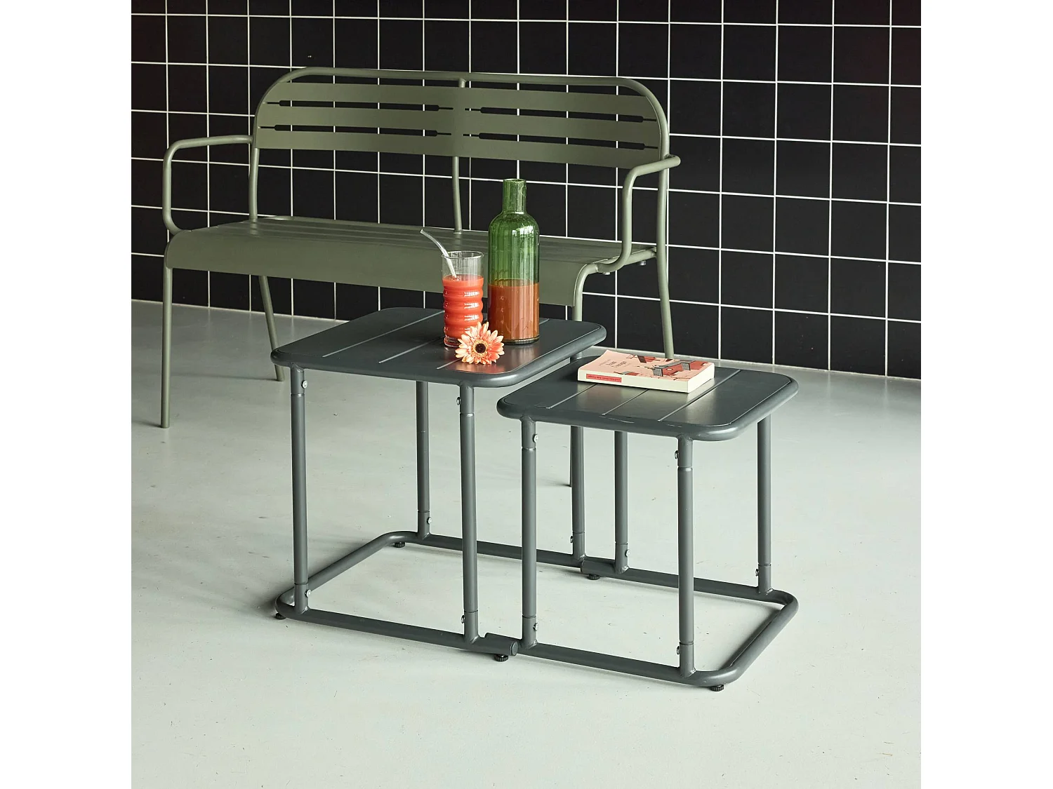 Set tavolini da esterno quadrati in acciaio, verde kaki