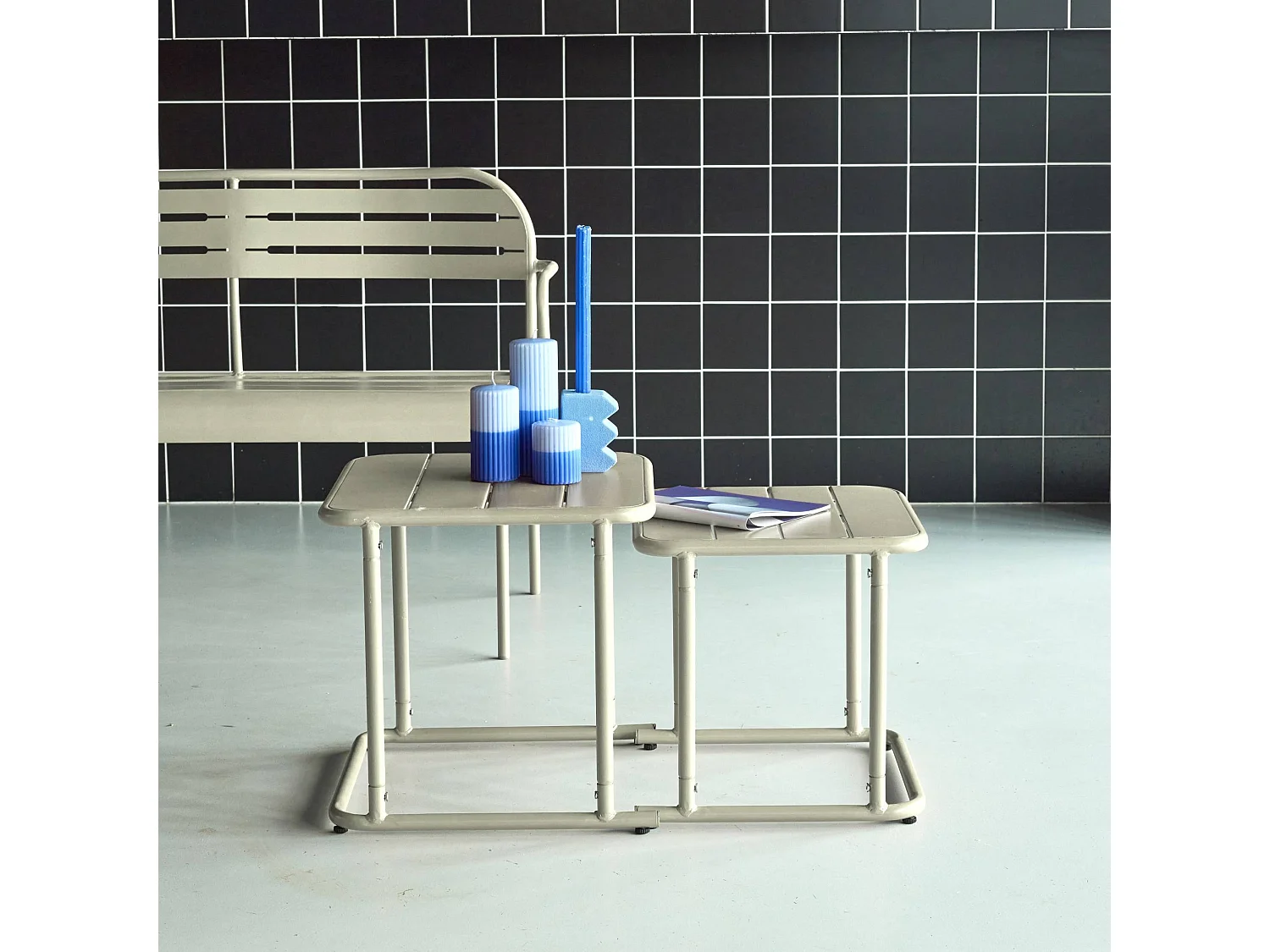 Set tavolini da esterno quadrati in acciaio, beige