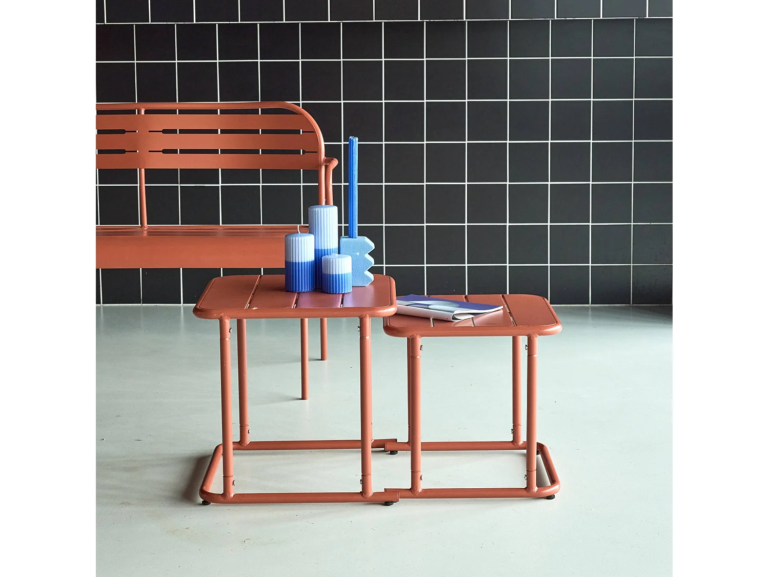 Set tavolini da esterno quadrati in acciaio, terracotta