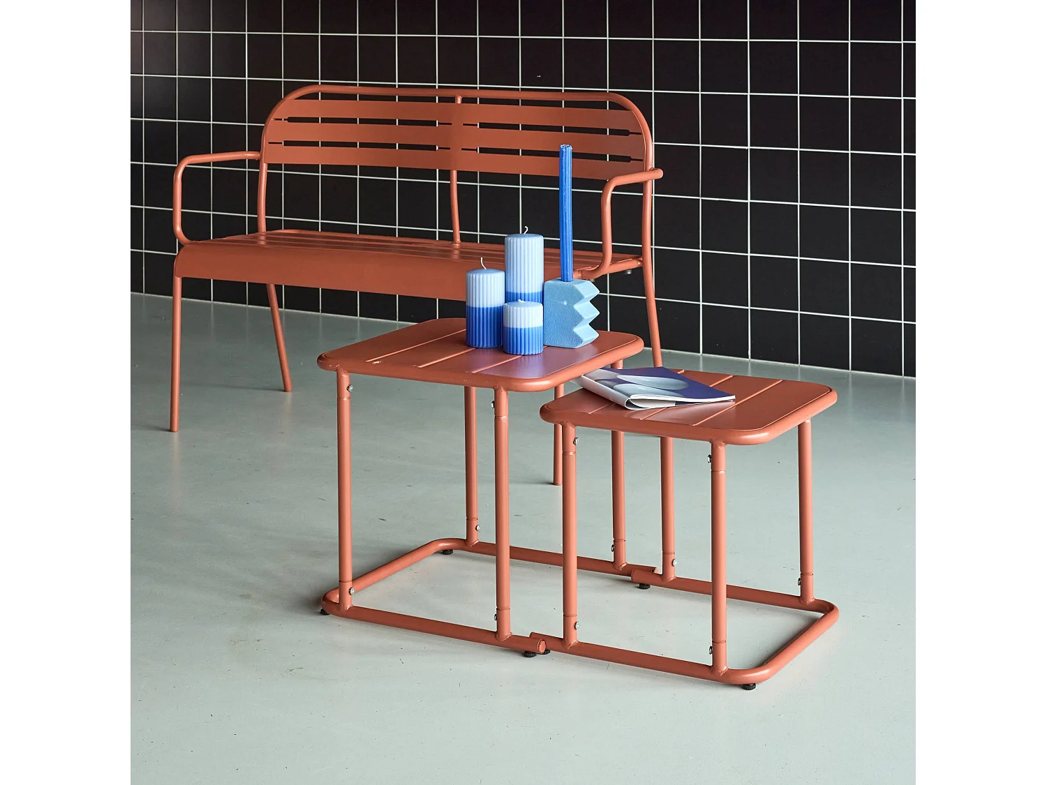 Set tavolini da esterno quadrati in acciaio, terracotta