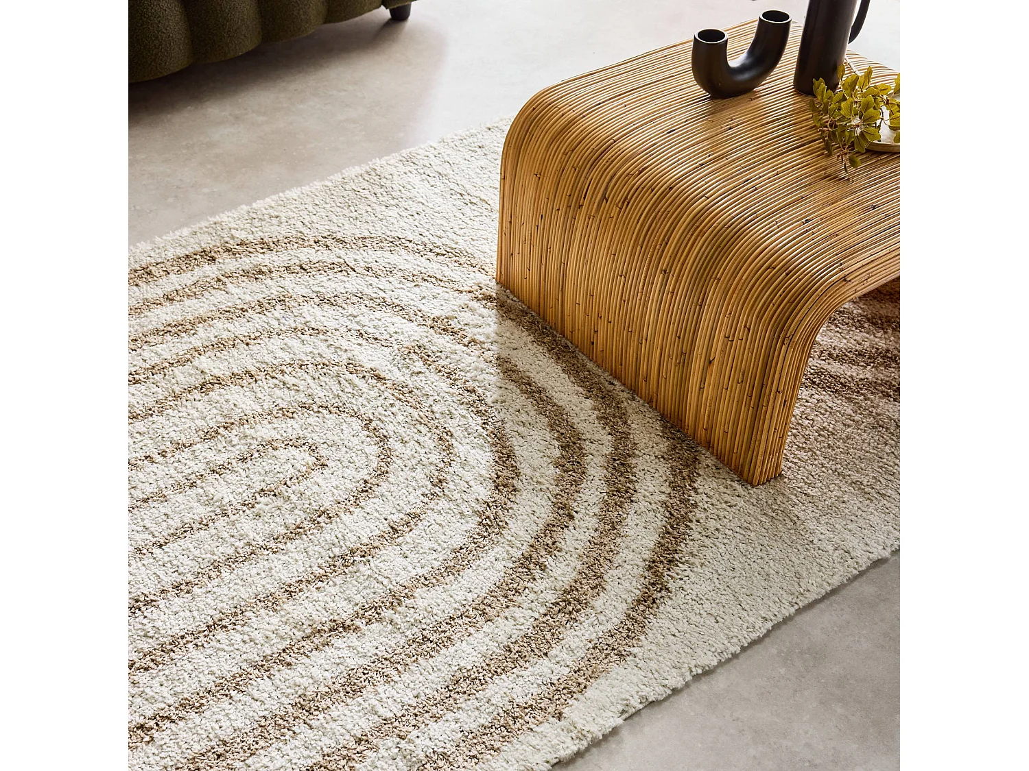 Alfombra interior shaggy con diseños geométricos arco iris beige