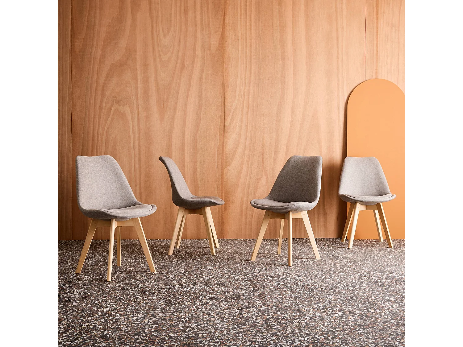 Set di 4 sedie scandinave in legno di faggio e tessuto semplice,