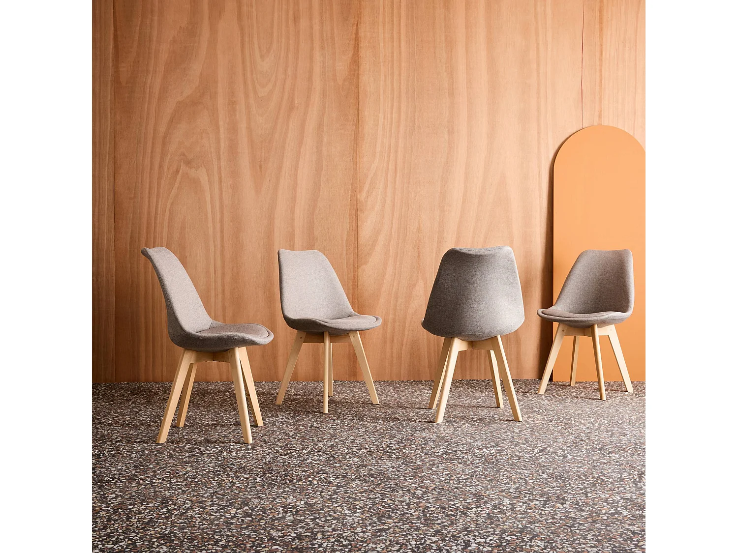 Set di 4 sedie scandinave in legno di faggio e tessuto semplice,