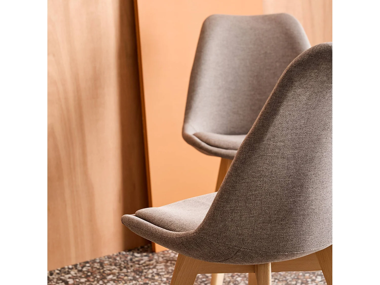 Set di 4 sedie scandinave in legno di faggio e tessuto semplice,