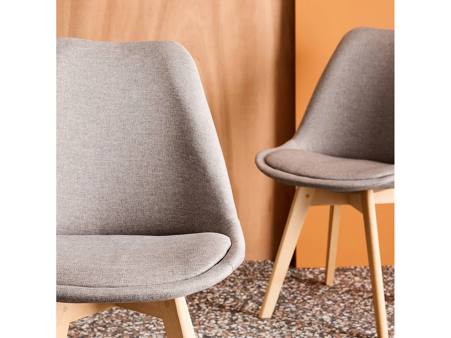 Set di 4 sedie scandinave in legno di faggio e tessuto semplice,