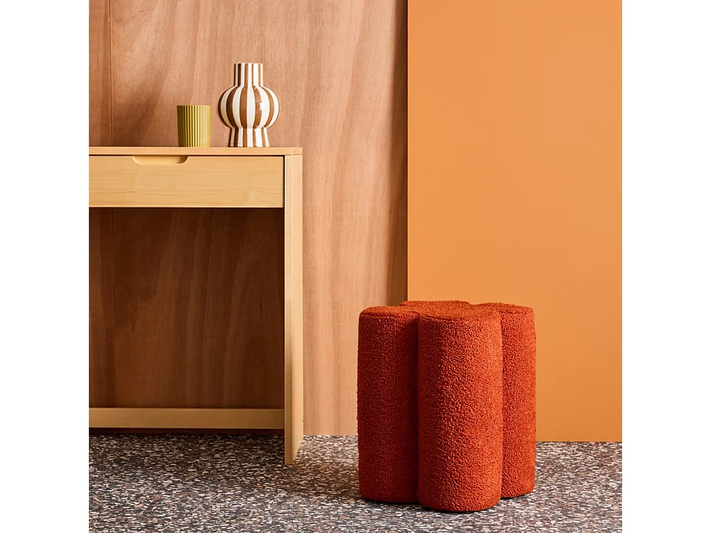 Puff en forma de trébol con tapizado de borreguito terracota