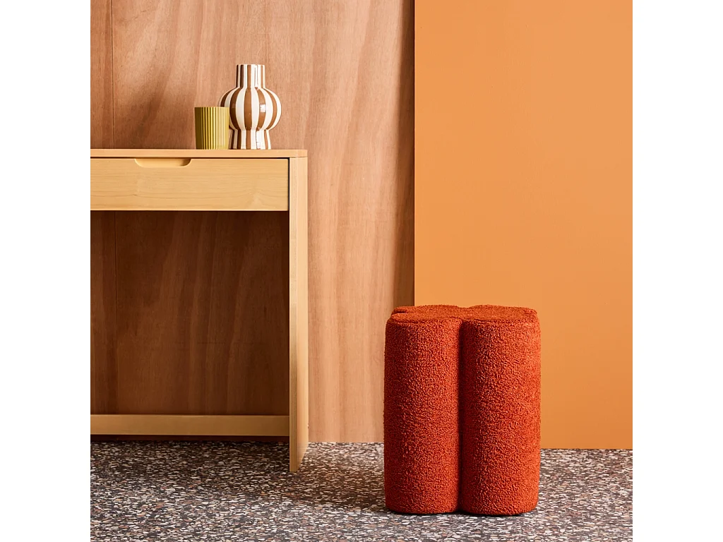 Puff en forma de trébol con tapizado de borreguito terracota