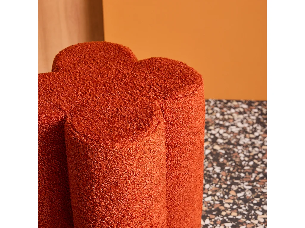 Puff en forma de trébol con tapizado de borreguito terracota
