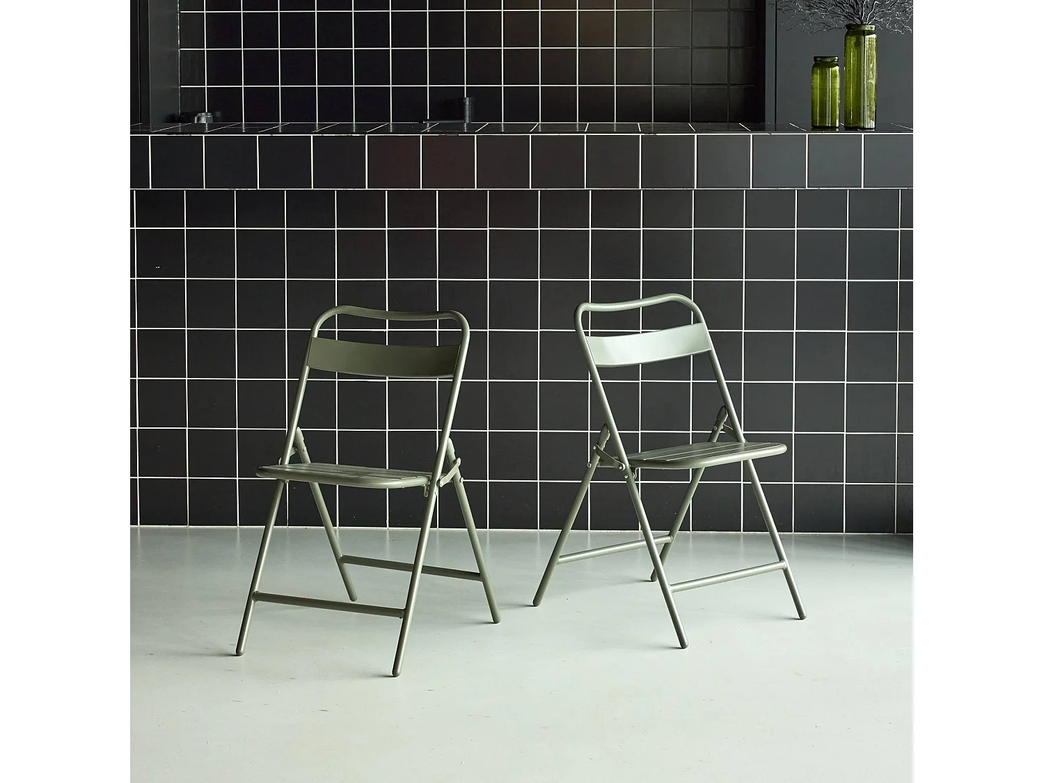 Lot de 2 chaises de jardin pliante acier kaki. 44.3 x 49 x 79.7 cm - Amélia