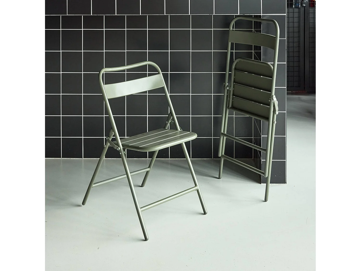 Lot de 2 chaises de jardin pliante acier kaki. 44.3 x 49 x 79.7 cm - Amélia