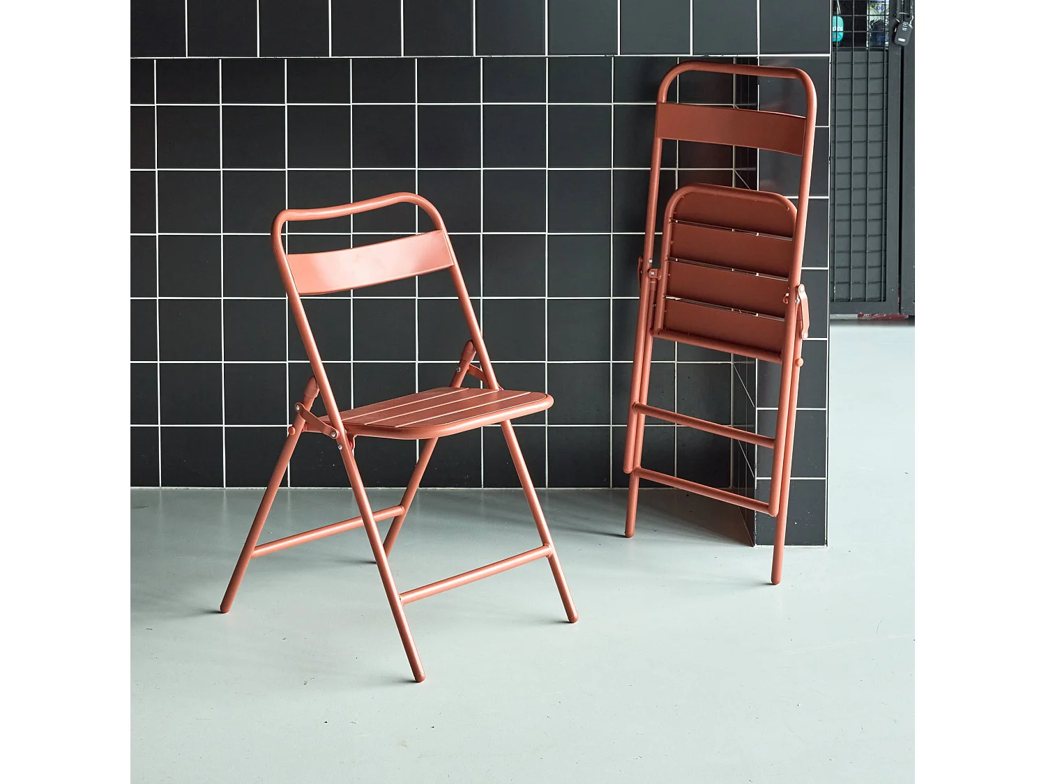 Lot de 2 chaises de jardin pliante acier terracotta. 44.3 x 49 x 79.7 cm - Amélia