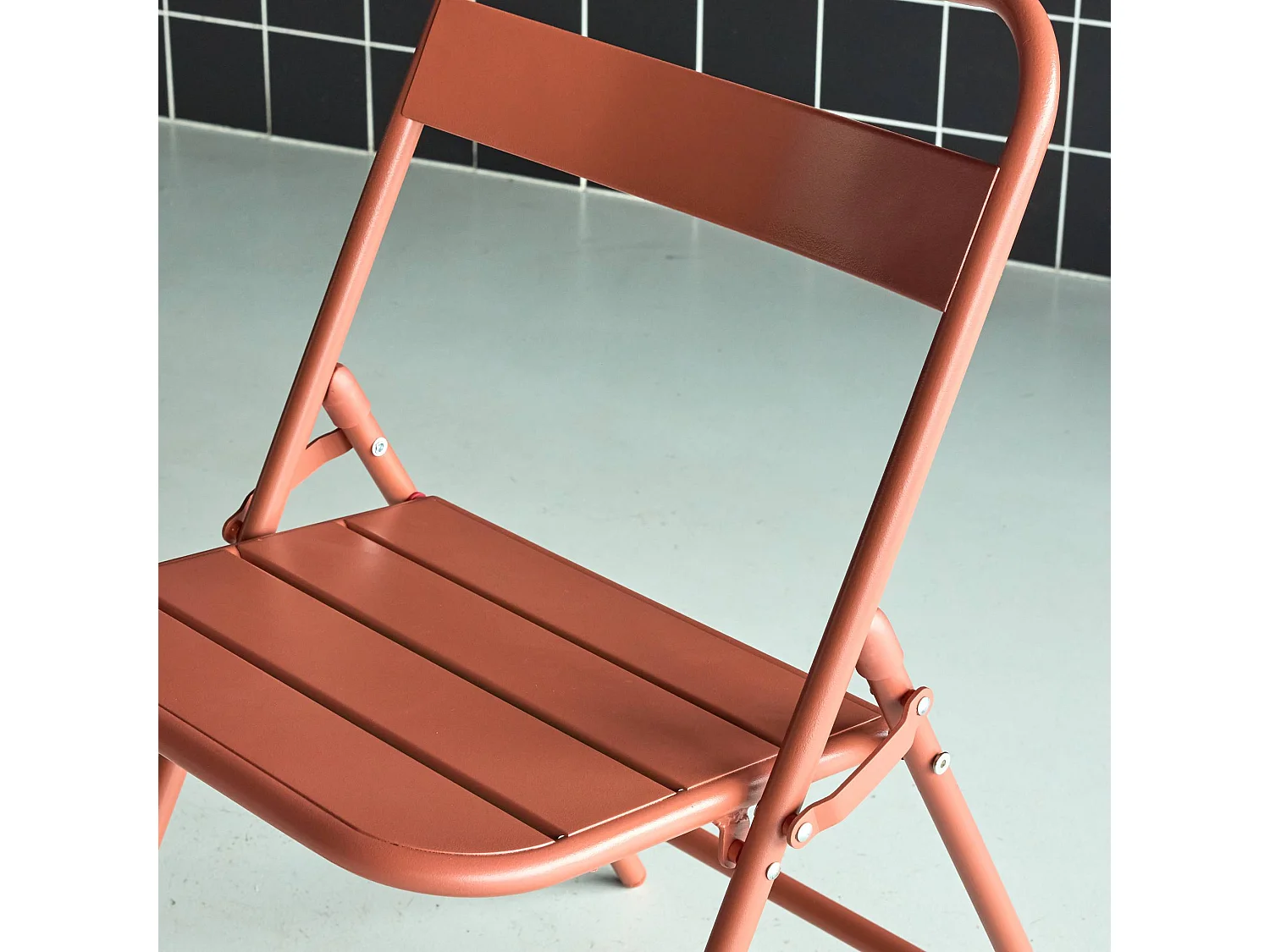 Lot de 2 chaises de jardin pliante acier terracotta. 44.3 x 49 x 79.7 cm - Amélia