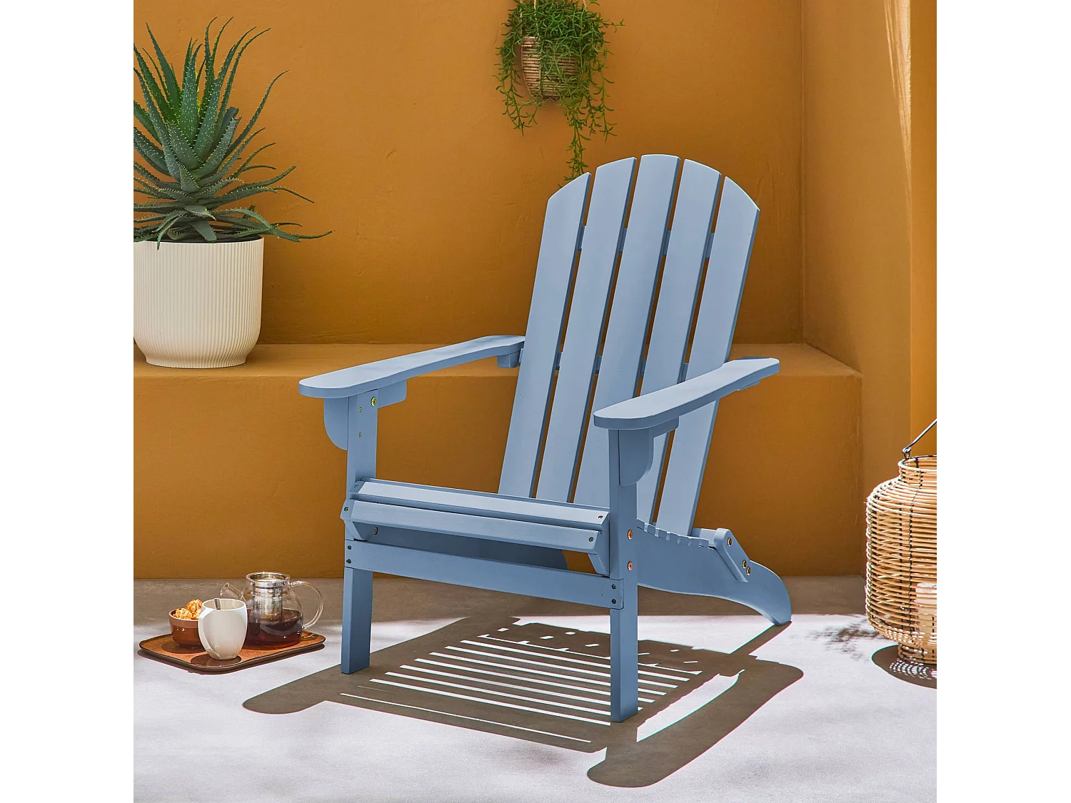 Fauteuil adirondack bleu en bois d'acacia avec accoudoirs KERINA. plusieurs coloris. 90 x 71 x 91.5 cm
