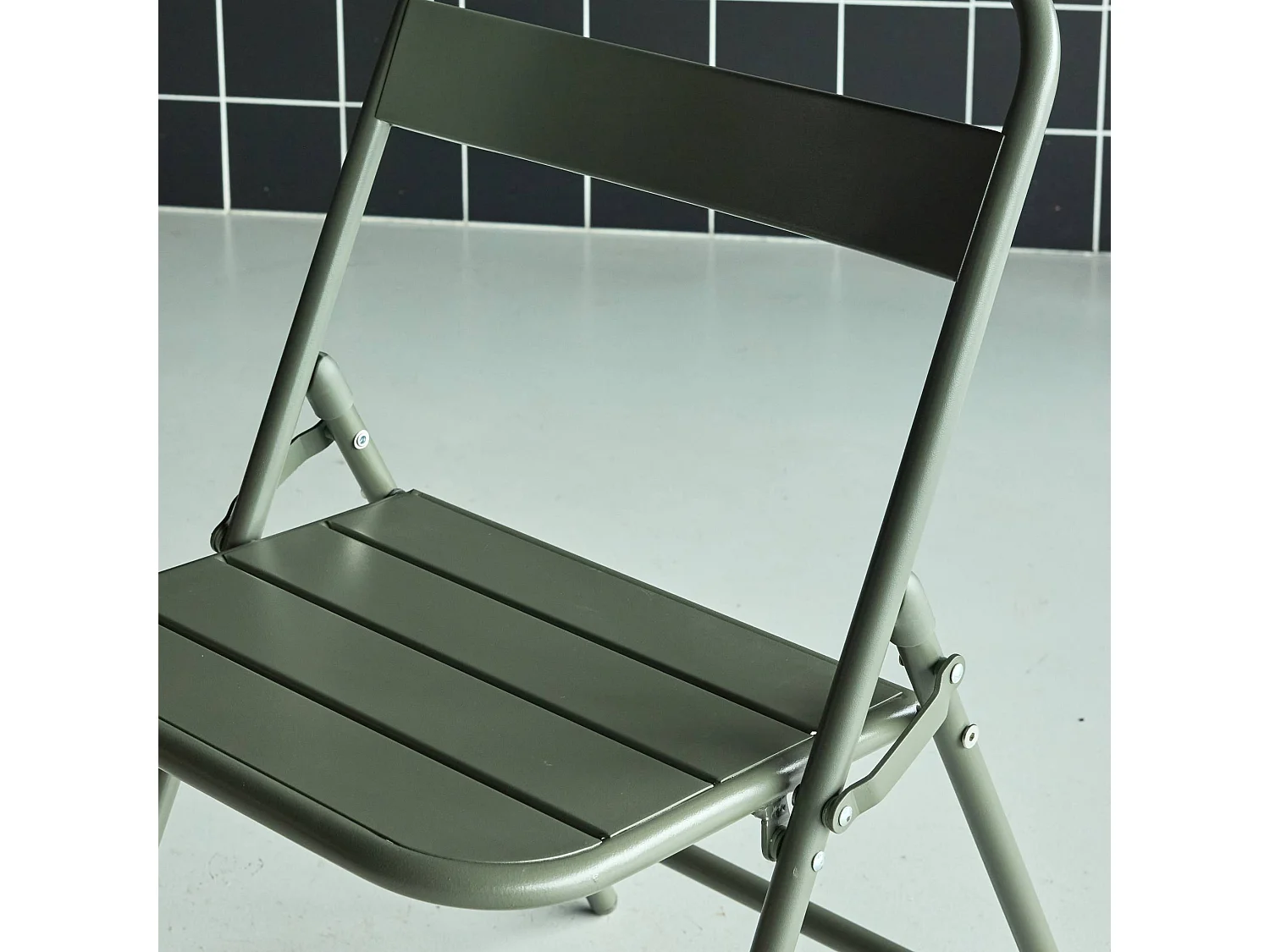 Lot de 4 chaises de jardin pliante acier kaki. 44.3 x 49 x 79.7 cm - Amélia