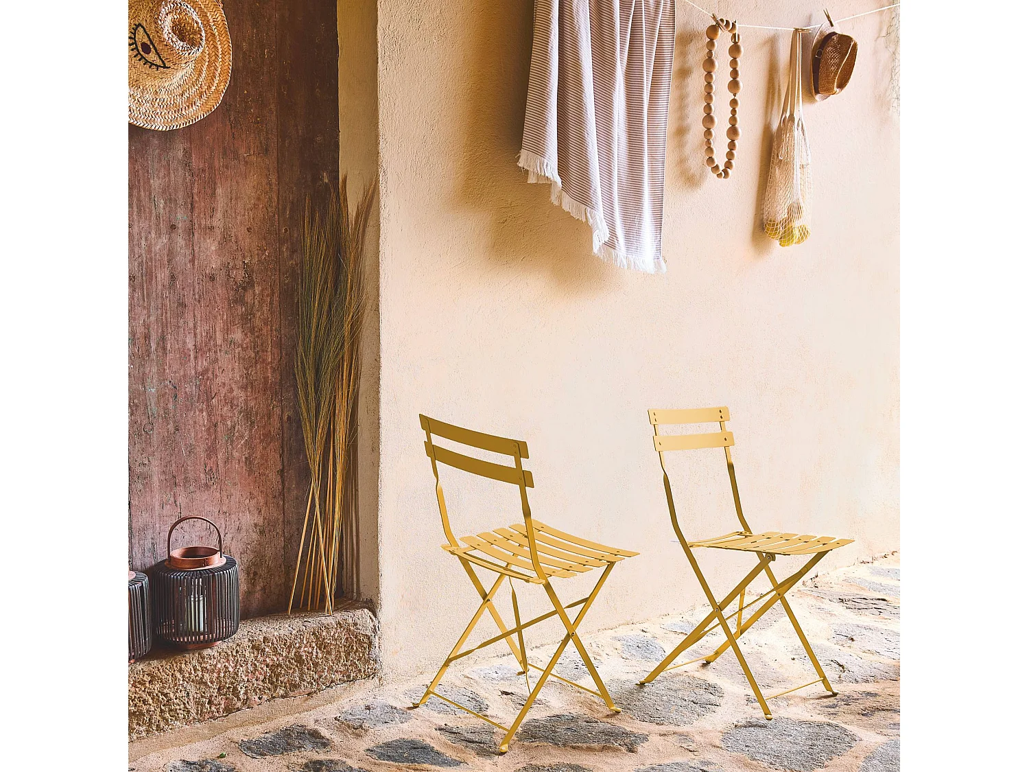 Lot de 2 chaises de jardin bistrot pliables en acier thermolaqué. 49.5 x 41 x 80.5cm