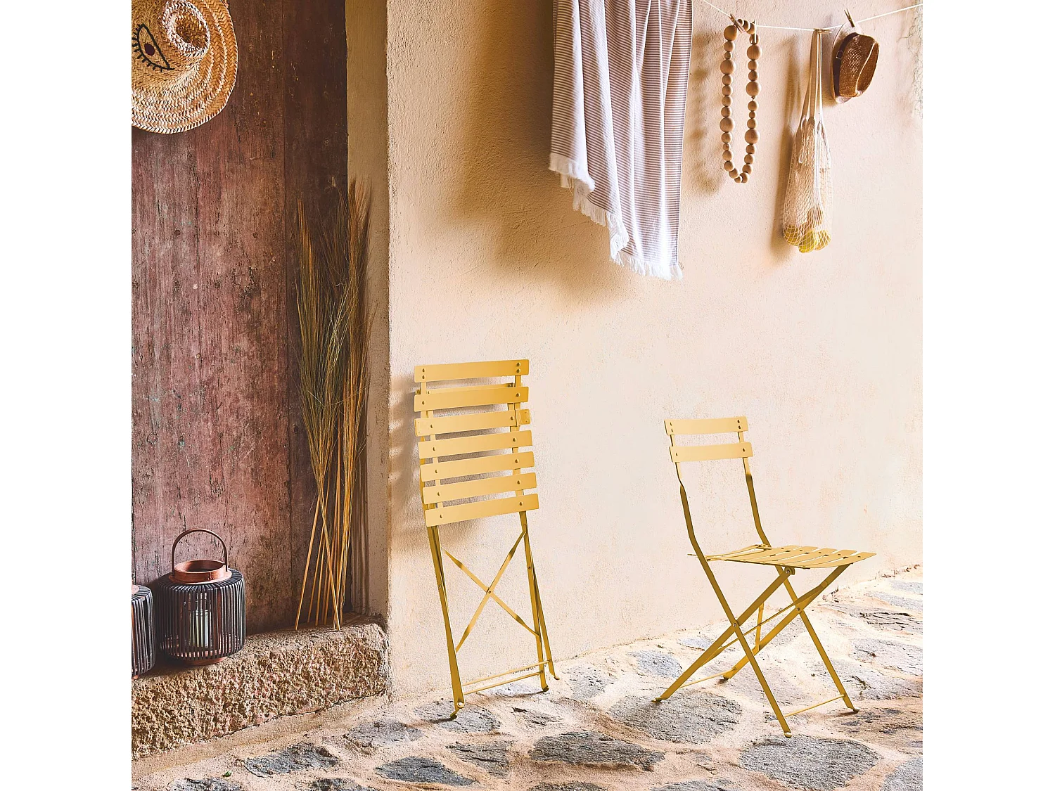 Lot de 2 chaises de jardin bistrot pliables en acier thermolaqué. 49.5 x 41 x 80.5cm