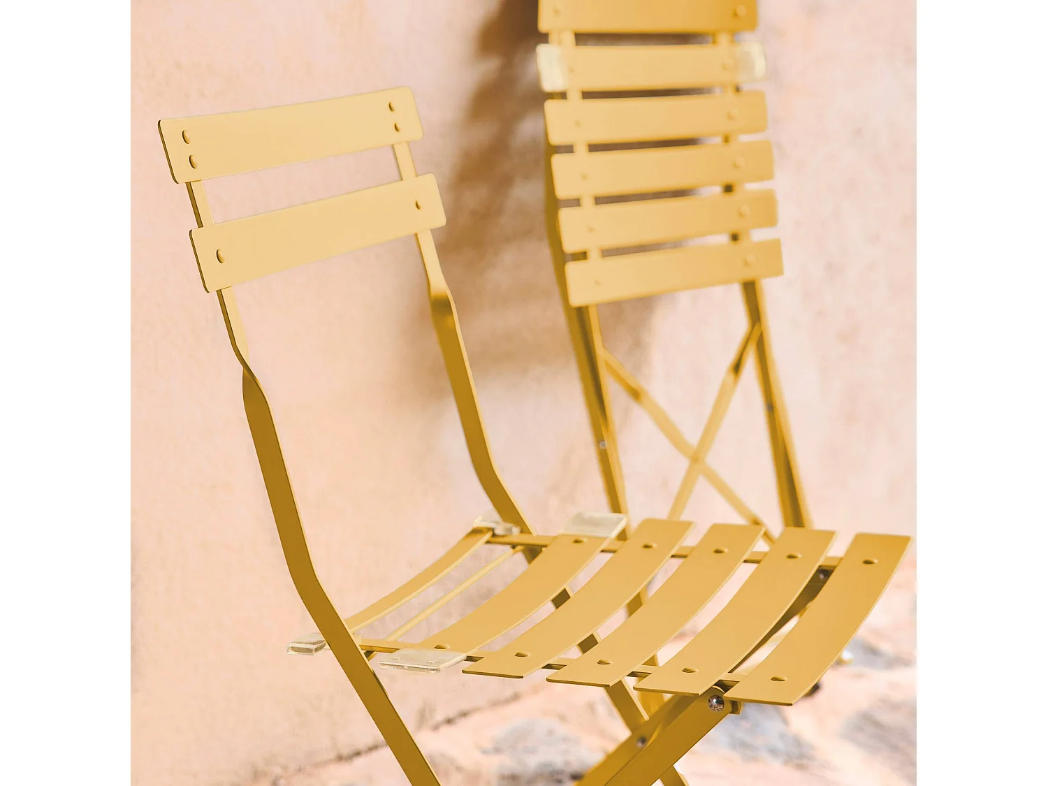 Lot de 2 chaises de jardin bistrot pliables en acier thermolaqué. 49.5 x 41 x 80.5cm
