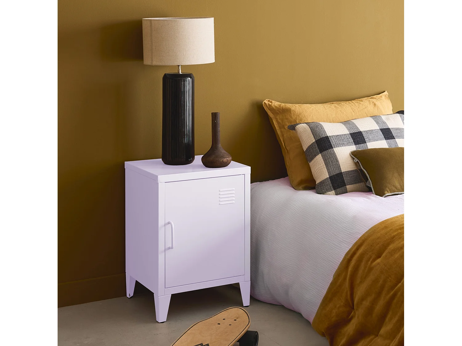 Table de chevet en acier lilas. 1 porte. casier. chambre enfant