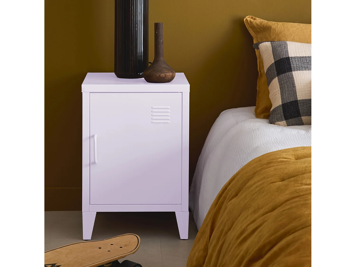 Table de chevet en acier lilas. 1 porte. casier. chambre enfant