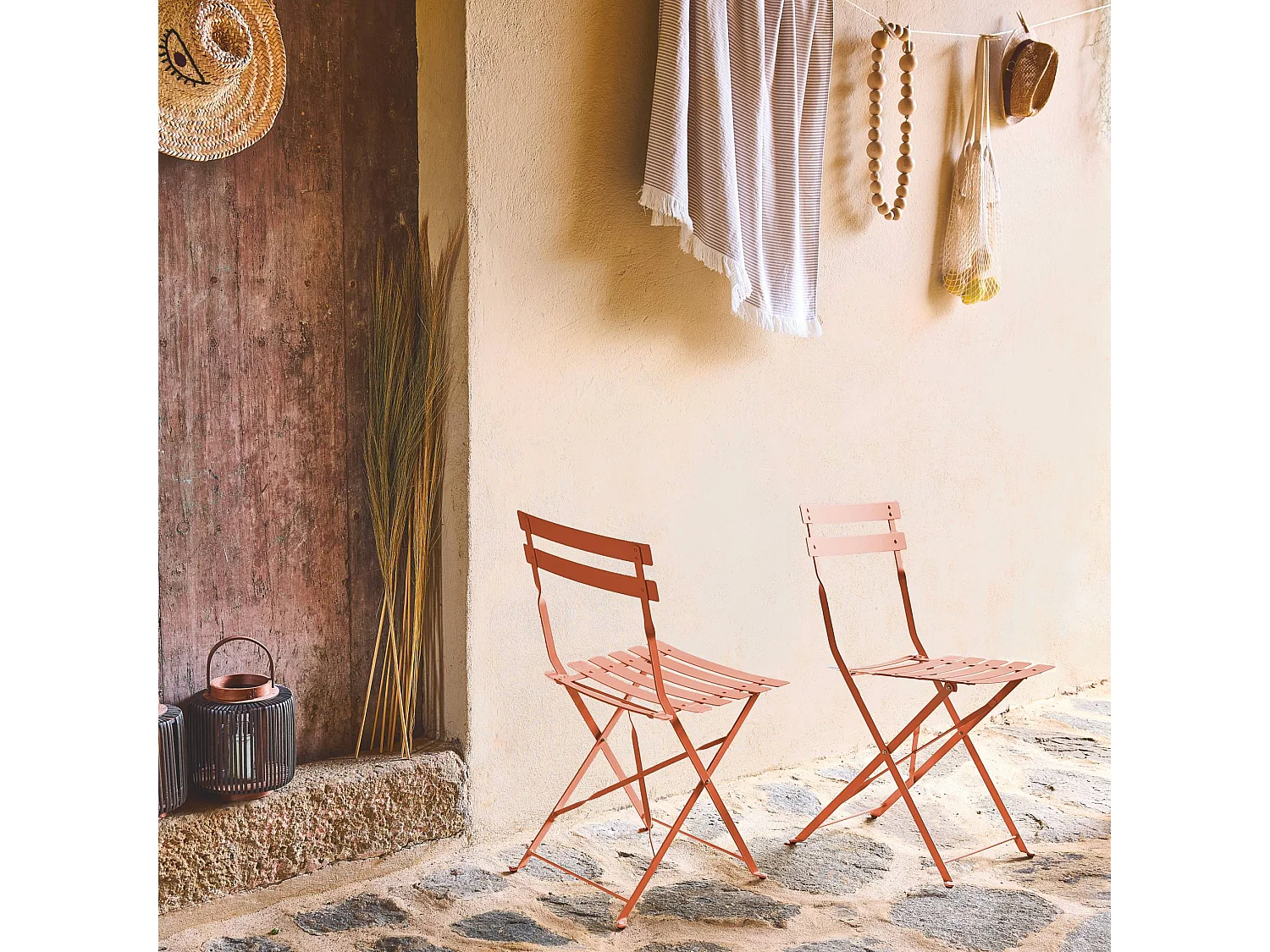 Lot de 2 chaises de jardin bistrot pliables en acier thermolaqué. 49.5 x 41 x 80.5cm