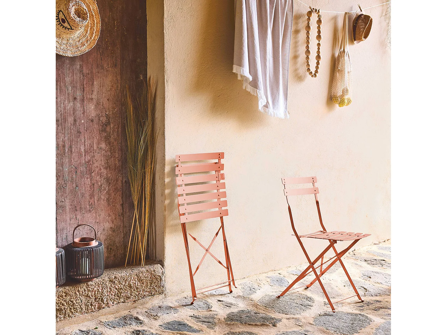 Lot de 2 chaises de jardin bistrot pliables en acier thermolaqué. 49.5 x 41 x 80.5cm